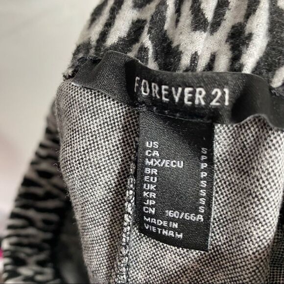 Forever 21 Womens Animal Print Bell Bottom Pants Size Small Black - Picture 6 of 6